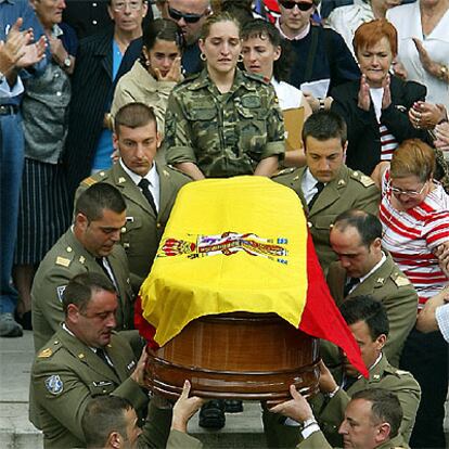 Varios compa?eros llevan el fretro de Jos Gonzlez Bernardino, en la iglesia de San Jos de Pumarn de Oviedo.