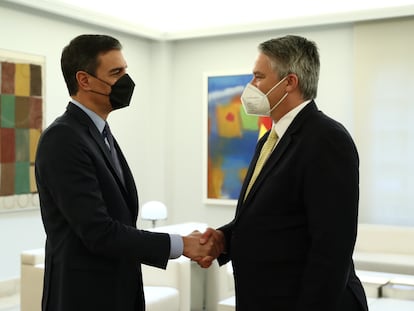 El presidente del Gobierno, Pedro Sánchez, con el Secretario General de la OCDE, Mathias Cormann este lunes en La Moncloa.