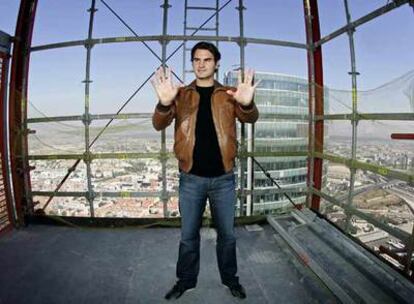 Roger Federer, ayer a 230 metros de altura.