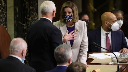 Nancy Pelosi e Mike Pence, na sessão do Congresso que ratificou a vitória de Biden.