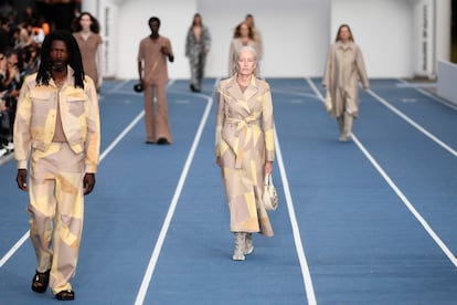 Modelos durante el desfile de Marine Serre, el 25 de junio, en la semana de la moda masculina de París.