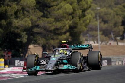 Lewis Hamilton al volante de su monoplaza Mercedes, rodaba este domingo en el circuito francés.