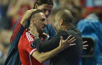 Guardiola y Ribéry celebran el empate del Bayern.