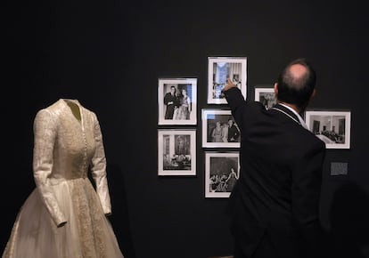 Eloy Martínez de la Pera muestra las fotos del desfile de Dior que se hizo en el Palacio de Liria el 11 de abril de 1959. A la izquierda, el vestido nupcial de Cayetana Fitz-James Stuart y Silva, diseñado por Flora Villarreal.