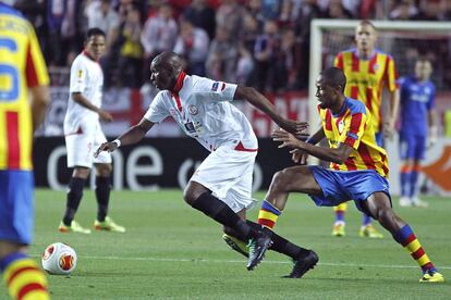 M'Bia se marcha en velocidad de Keyta durante el partido entre Sevilla y Valencia de la ida de las semifinales de la Liga Europa.