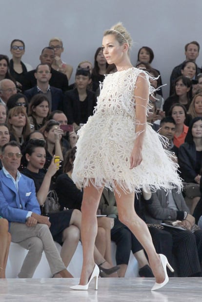 Kate Moss luce un vestido de la colección de Vuitton.
