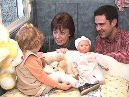 Laura Yáñez Gómez de Cardiñanos, con sus padres.