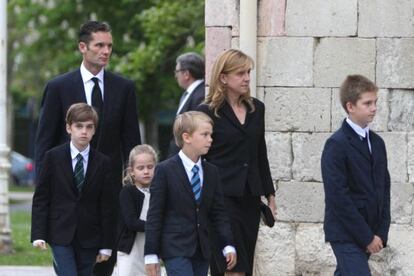 I&ntilde;aki Urdangarin y la infanta Cristina junto a sus cuatro hijos, en su &uacute;ltima visita a Espa&ntilde;a, durante en funeral del padre del duque.