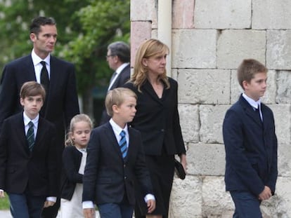 Iñaki Urdangarin y la infanta Cristina junto a sus cuatro hijos, en su última visita a España, durante en funeral del padre del duque.