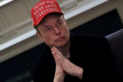 Elon Musk, fundador y CEO de Tesla, con una gorra de apoyo a Donald Trump.