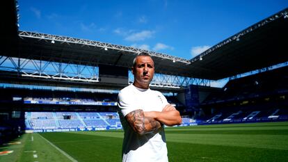 Santi Cazorla posa en el estadio Carlos Tartiere.