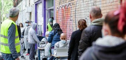 Cientos de personas sin recursos hacen cola en Aluche en busca de