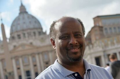 Fotografía del cura eritreo Mussie Zerai, frente a el Vaticano, en 2015
