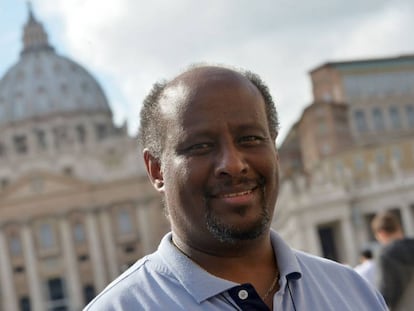 Fotograf&iacute;a del cura eritreo Mussie Zerai, frente a el Vaticano, en 2015