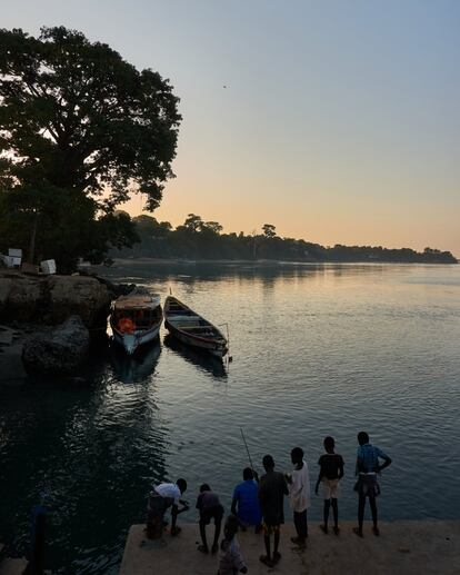 <p>Un grupo de niños juega y pesca en el puerto regional de la isla de Bubaque. Una vez por semana llegan un barco y varias canoas desde Bissau cargadas de gente, equipaje, animales y sacos de arroz, alimento imprescindible en la dieta guineana. </p> <p>Debido a la pandemia de coronavirus, hace un mes que se decretó estado de emergencia en el país, se cerraron las escuelas y se restringieron los horarios en los que estaban permitidos los movimientos. Poco después se pararon todos los transportes (taxis, autobuses, barcos y canoas). Aunque la gente sigue trabajando, hay mucho menos movimiento de personas. Gracias en gran medida a su habitual aislamiento, ahora mayor, no se ha registrado ningún caso de la enfermedad en la isla. </p>