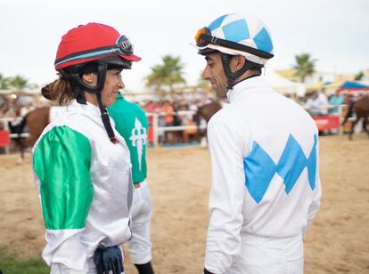 García, de 42 años, lleva desde los 19 implicada en el mundo del caballo y desde el año 2006 se dedica profesionalmente a las carreras como jinete. En estos años ha tenido que reivindicar su valía como mujer en un mundo eminentemente masculino en el que las yoquetas -femenino de yóqueis- empezaron a participar en las competiciones en 1982.