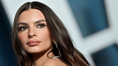 Una foto de Emily Ratajkowski mirando hacia atrás