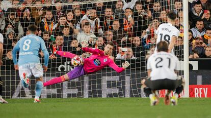 El centrocampista del Valencia Pepelu marca de penalti ante el Celta, durante el partido de los octavos de final de la Copa del Rey de fútbol que Valencia CF y Celta de Vigo han disputado en el estadio de Mestalla.