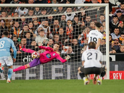 El centrocampista del Valencia Pepelu marca de penalti ante el Celta, durante el partido de los octavos de final de la Copa del Rey de fútbol que Valencia CF y Celta de Vigo han disputado en el estadio de Mestalla.