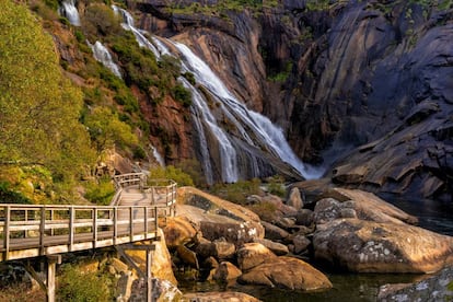 Pasarela de madera hacia la cascada de O Ézaro.