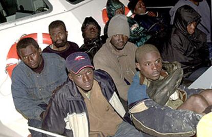 Un grupo de subsaharianos, trasladados por una patrullera al muelle de Gran Tarajal.