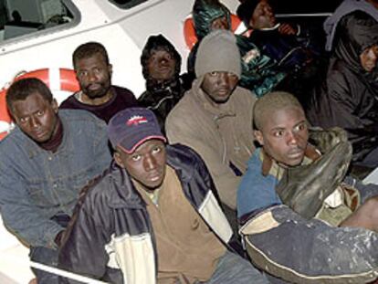 Un grupo de subsaharianos, trasladados por una patrullera al muelle de Gran Tarajal.