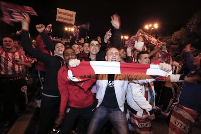 Los seguidores del Athletico de Madrid celebran la consecución de la Copa del Rey en la plaza de Neptuno