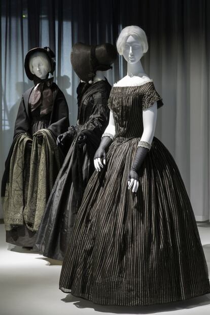 Más de 30 vestidos, accesorios y algunos retratos fúnebres del siglo XIX y XX se pueden ver del 21 de octubre al 1 de febrero en la exposición 'Death becomes her: a century of mourning attire' (La muerte en forma de mujer: Un siglo de vestimenta de duelo), en el Anna Wintour Costume Center del Museo Metropolitan de Nueva York.