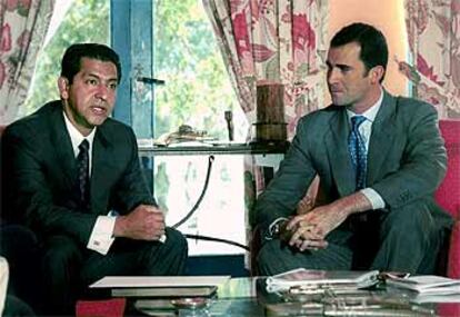 El príncipe de Asturias conversa con el presidente electo de Ecuador, Lucio Gutiérrez, ayer en Quito.