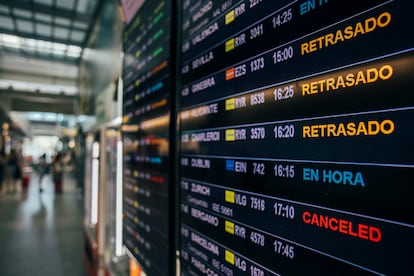 Pantallas con retrasos y cancelaciones en el Aeropuerto Rosalía de Castro, Lavacolla, en Santiago de Compostela.