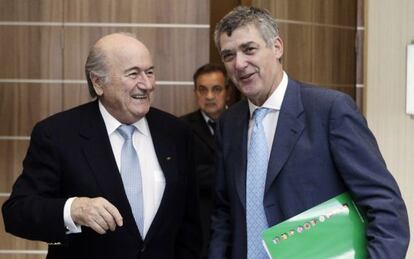 Blatter y Villar, durante una reuni&oacute;n de la FIFA en 2012.