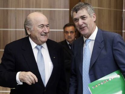 Blatter i Villar, durant una reunió de la FIFA el 2012.