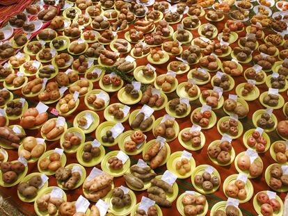 Muestra de variedades de papa que se pueden cosechar en los alrededores del Santuario Nacional Pampa Hermosa, en Perú.