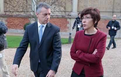 Urkullu camina junto a Estefan&iacute;a Beltr&aacute;n, la nueva consejera vasca de seguridad, el pasado 17 de diciembre.