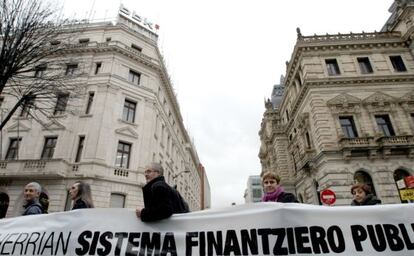 Txiki Muñoz (ELA) y Ainhoa Etxaide (LAB) participan en una protesta ante la sede de Kutxabank en Bilbao.