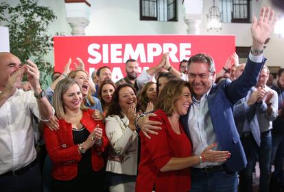 El alcalde de Sevilla y candidato a la reelección, Juan Espadas, celebra la victoria junto a Susana Díaz, secretaria del PSOE de Andalucía.