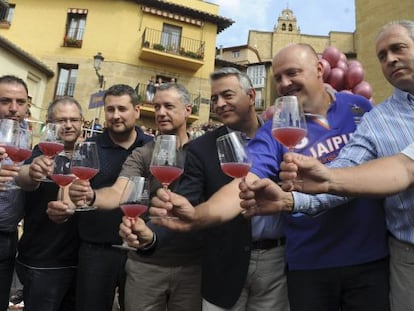 El lehendakari y los cosecheros en la fiesta de la vendimia de 2014.