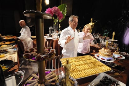 Los cocineros presentan algunos de los platos preparados para los candidatos.