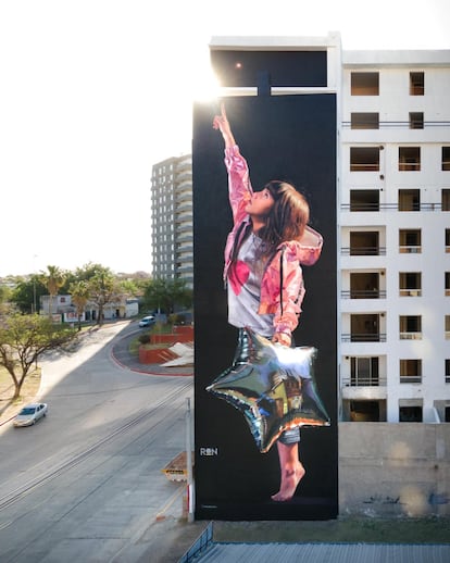 En la clasificación de los mejores grafitis del pasado año ha quedado en segundo lugar el trabajo de <a href="https://ronmuralist.com.ar/" target="_blank">Martín Ron</a> en la ciudad argentina de Córdoba. De hecho, cuatro de los murales de este artista argentino han acabado entre los 25 mejores de 2021. Este en concreto se encuentra en la avenida Juan Martín de Pueyrredón. “El personaje se llama Olivia y juega con un globo en forma de estrella, señalando también el cielo como una invitación para que lo observemos. En el concepto, hay un claro homenaje al barrio”, ha explicado Martín Ron sobre este trabajo.<br></br> En total, se han emitido 60.000 votos y repasado más de 100 artículos en medios de comunicación para crear esta lista. Este ‘ranking’ no es “sobre ser el mejor, sino sobre compartir el arte urbano y enseñar al público general este influyente arte contemporáneo”, recalca Street Art Cities.