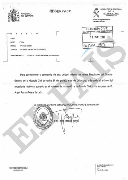 Oficio firmado por el teniente general Pedro Vázquez Jarava en enero de 2018 por el que comunica a Asuntos Internos la decisión del entonces director general de la Guardia Civil, José Manuel Holgado, de archivar las pesquisas sobre las supuestas irregularidades en la adjudicación de obras.