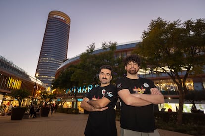 Pablo Díaz (i) y Onofre Marín (d) creadores de una versión gratuita del juego Pokemon ambientada en Sevilla. Al fondo Torre Sevilla, uno de los puntos centrales del juego.