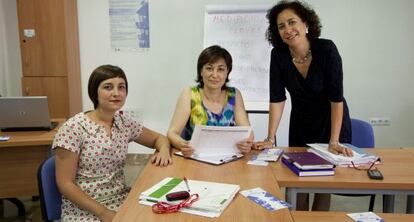 Las mediadoras de la Fundaci&oacute;n Mediara en la sede de Granada.