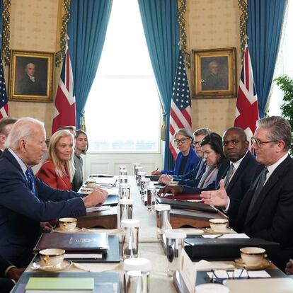 WASHINGTON, DC - SEPTEMBER 13: Prime Minister Sir Keir Starmer (centre right) and Foreign Secretary David Lammy during a meeting with US President Joe Biden (centre left) in the Blue Room at the White House on September 13, 2024 in Washington DC, United States.  The pair are expected to discuss the ongoing conflict in Ukraine after President Volodymyr Zelensky expressed his frustration at the continued restrictions on the use of Western weaponry against Russian targets (Photo by Stefan Rousseau - Pool/Getty Images)