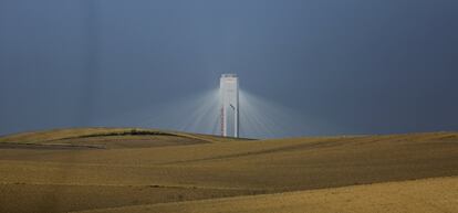 Torre de una planta solar de Abengoa. 