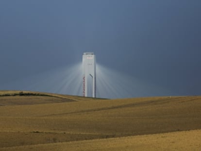 Torre de una planta solar de Abengoa. 