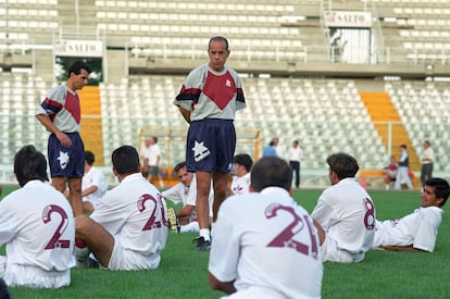 Luis Suárez como entrenador del Albacete Balompié, durante una sesión de entrenamiento con los futbolistas de la plantilla, el año 1994.