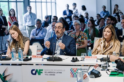 Sara Aagesen, Sergio Díaz-Granados, y Maricel Cohen de Mulino durante la sesión inaugural de los 'Diálogos Mutis de Biodiversidad' en el Real Jardín Botánico de Madrid, el 2 de junio de 2025.
