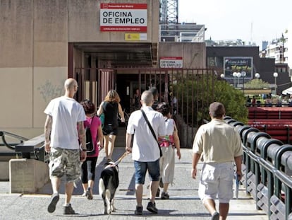 Varias personas se dirigen a la oficina de empleo de Azca, en Madrid