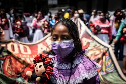 Una joven indígena participa en una protesta en Ciudad de México.