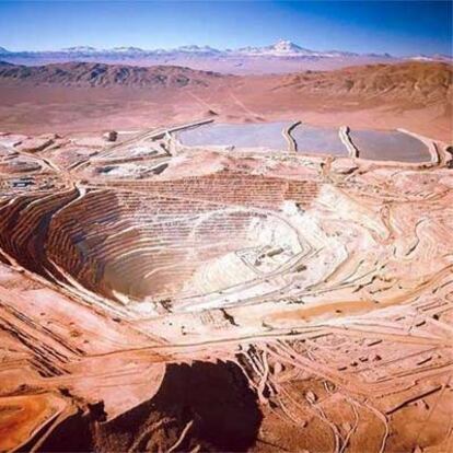 Imágen aérea de la explotación de cobre de Escondida.